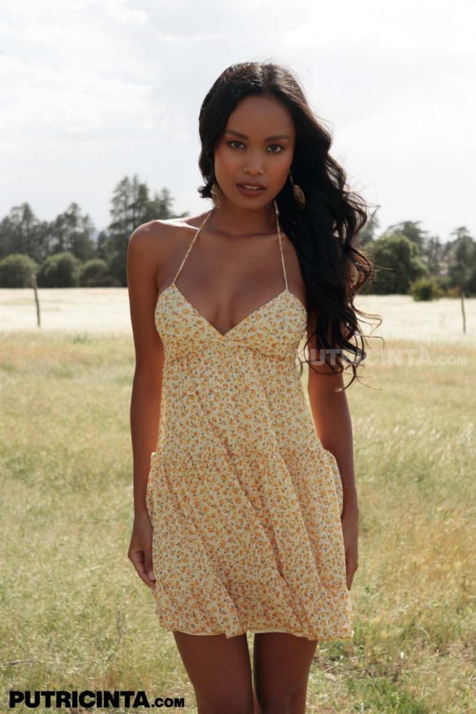 Putri Cinta Bare Among Blossoms 01