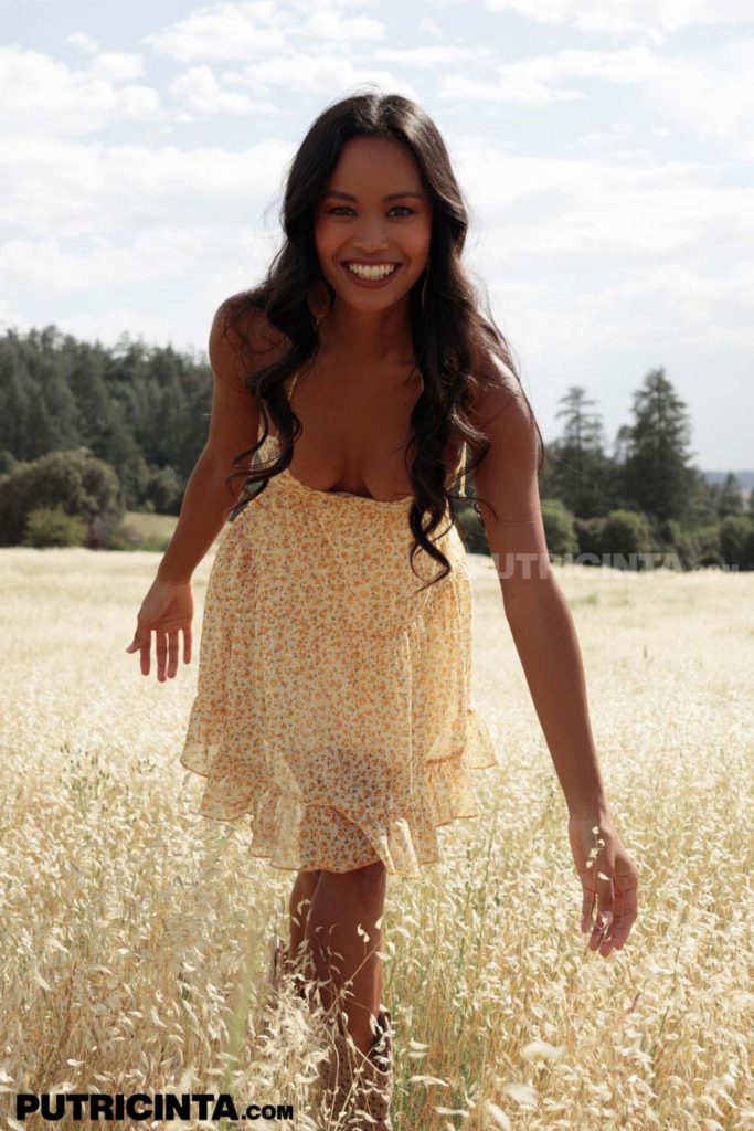 Putri Cinta Bare Among Blossoms 02