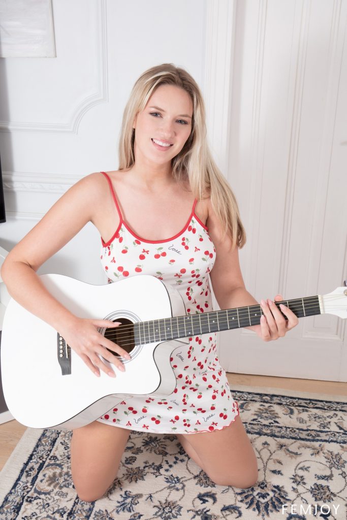 Amanda Tauri Guitar Girl