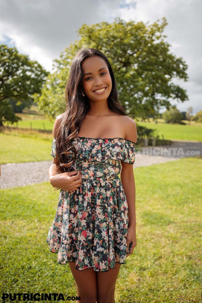 Putri Cinta Nothing Beneath The Linen