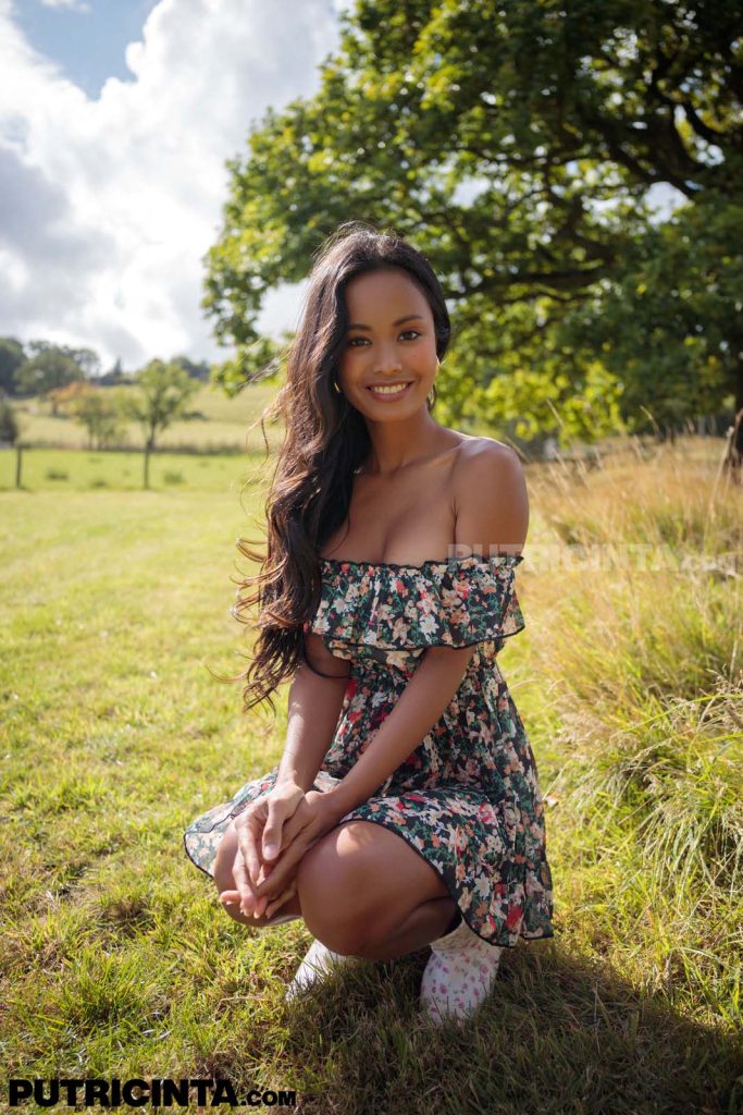 Putri Cinta Nothing Beneath The Linen