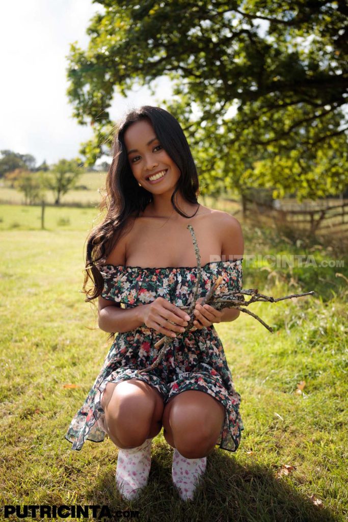 Putri Cinta Nothing Beneath The Linen