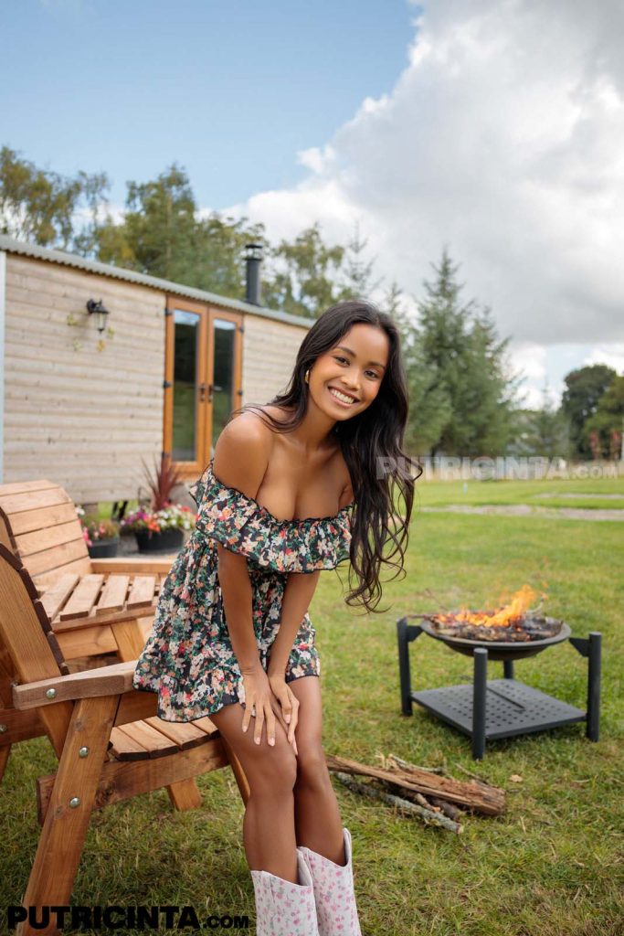 Putri Cinta Nothing Beneath The Linen