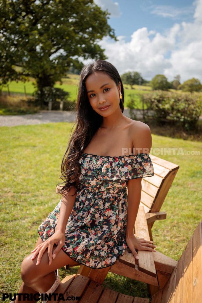 Putri Cinta Nothing Beneath The Linen