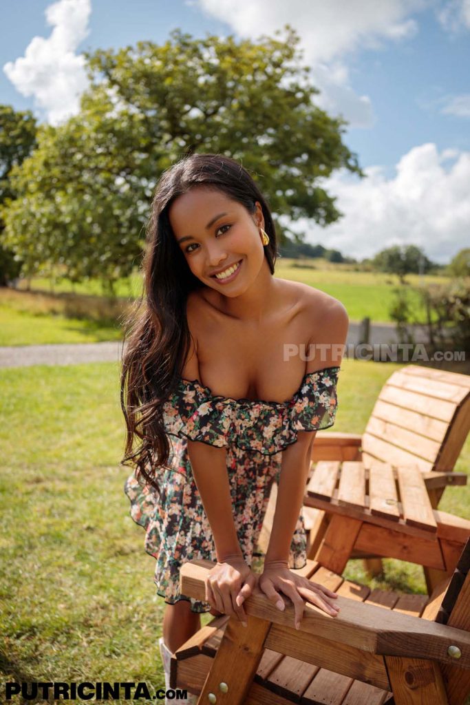 Putri Cinta Nothing Beneath The Linen