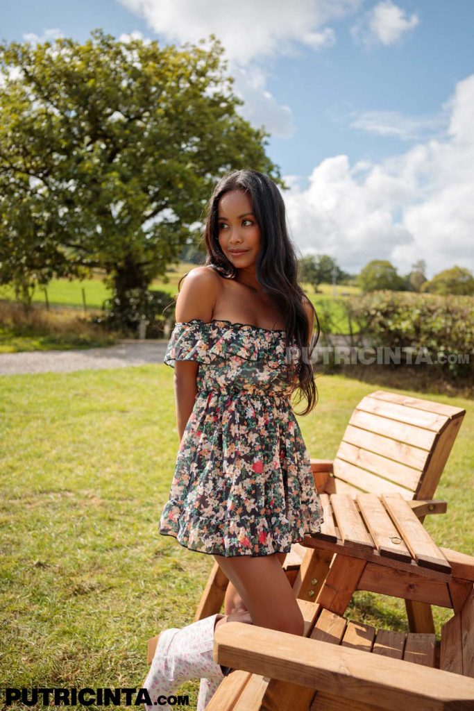 Putri Cinta Nothing Beneath The Linen