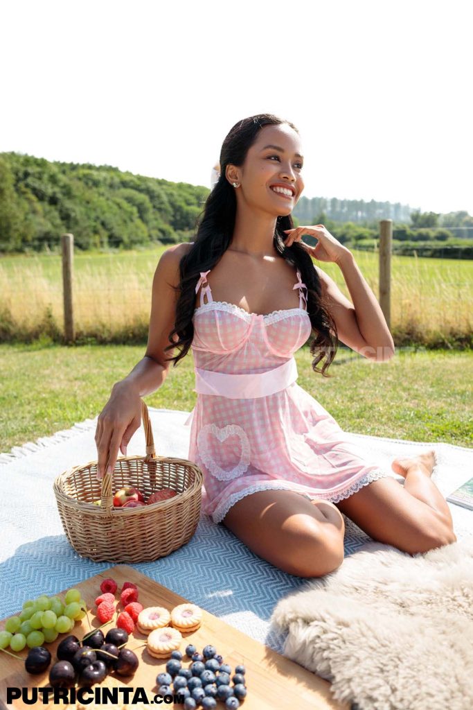 Putri Cinta Picnic With Benefits