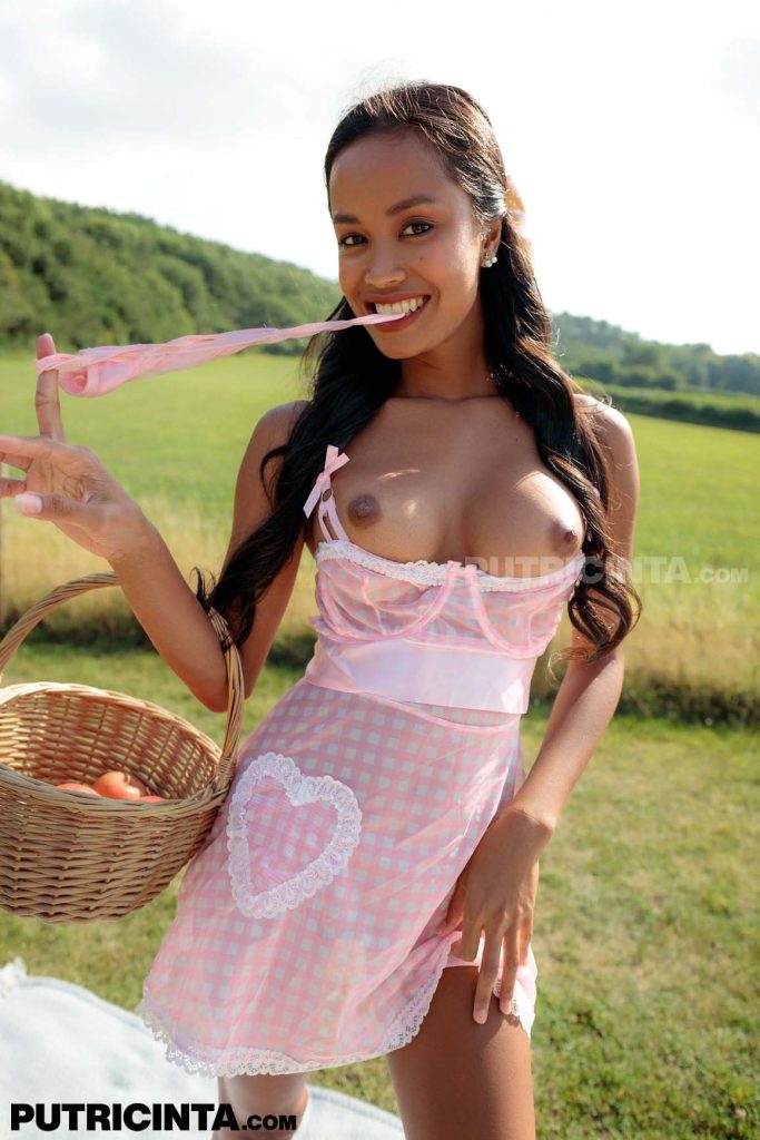 Putri Cinta Picnic With Benefits